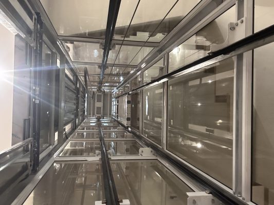 kich-thuoc-thang-may-kinh-gia-dinh-giup-toi-uu-khong-gian-2