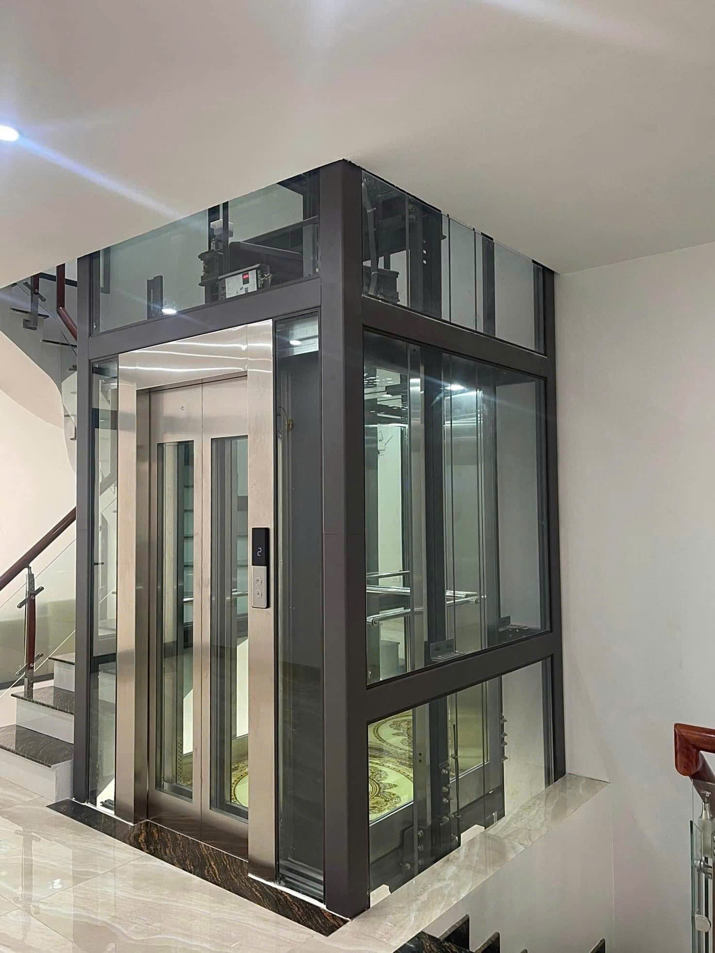 Kinh nghiệm khi lắp đặt thang máy kính gia đình: ưu nhược điểm, vị trí phù hợp