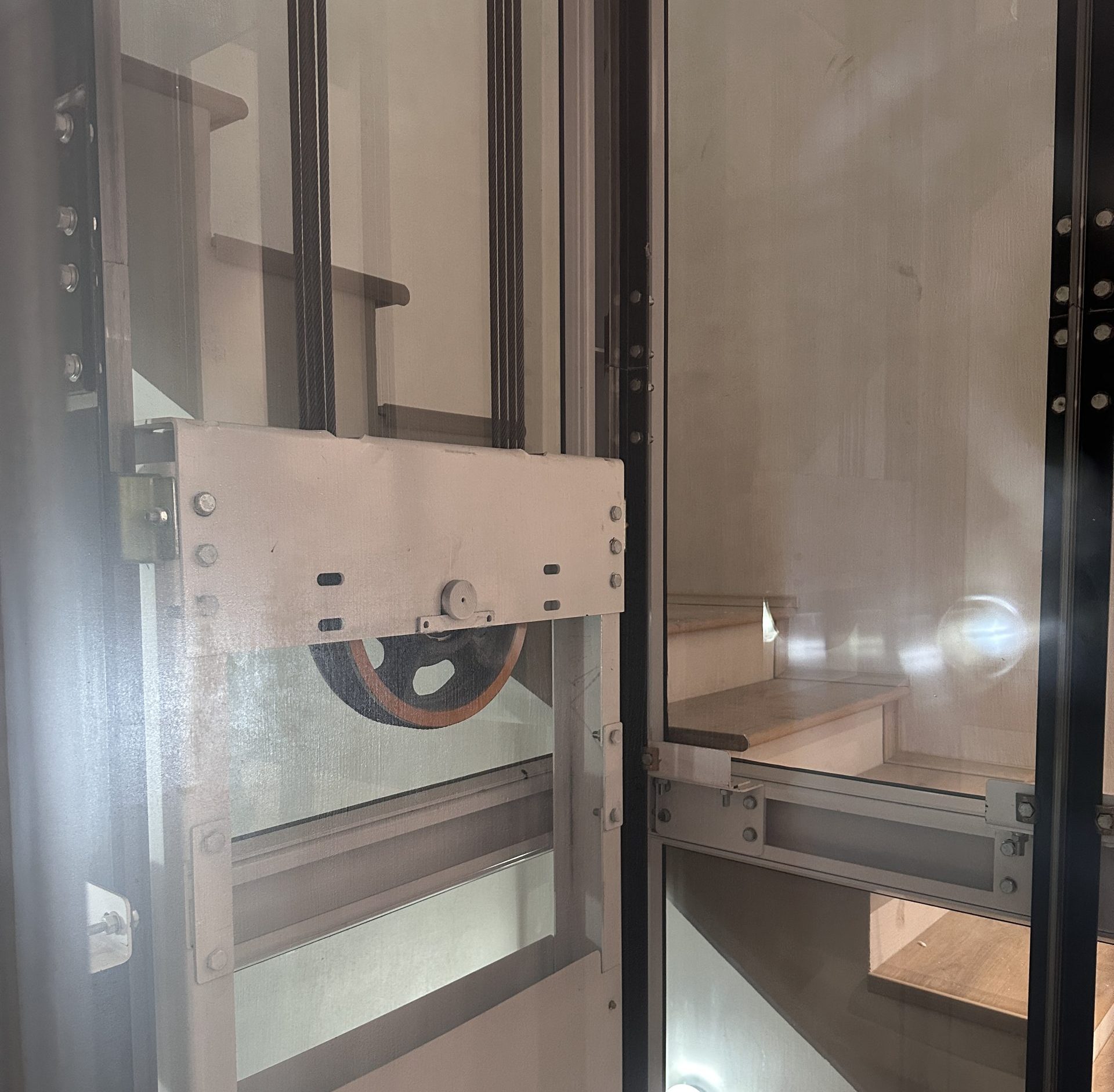 Đối trọng thang máy: Cấu tạo, nguyên lý hoạt động, vị trí lắp, cách tính chuẩn