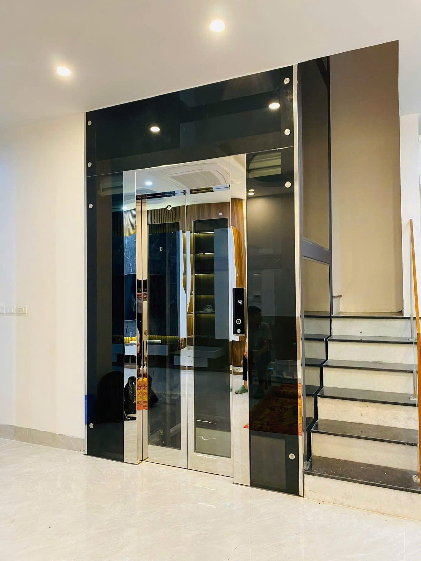 Cấu tạo thang máy kính hiện đại và an toàn – Yếu tố quyết định độ bền