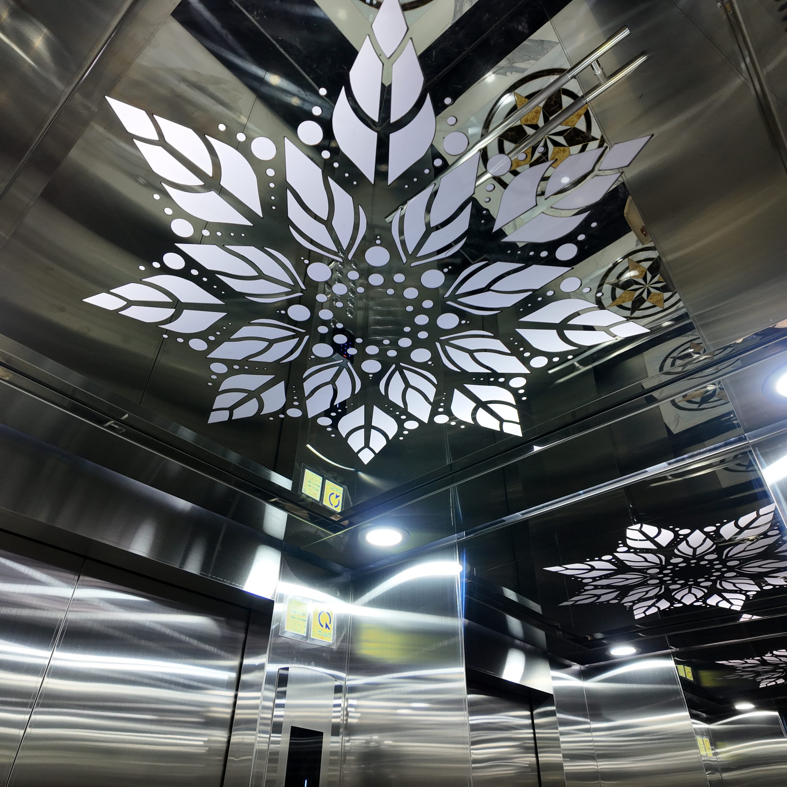 Tổng hợp các mẫu trần thang máy đẹp, sang trọng cho năm 2026