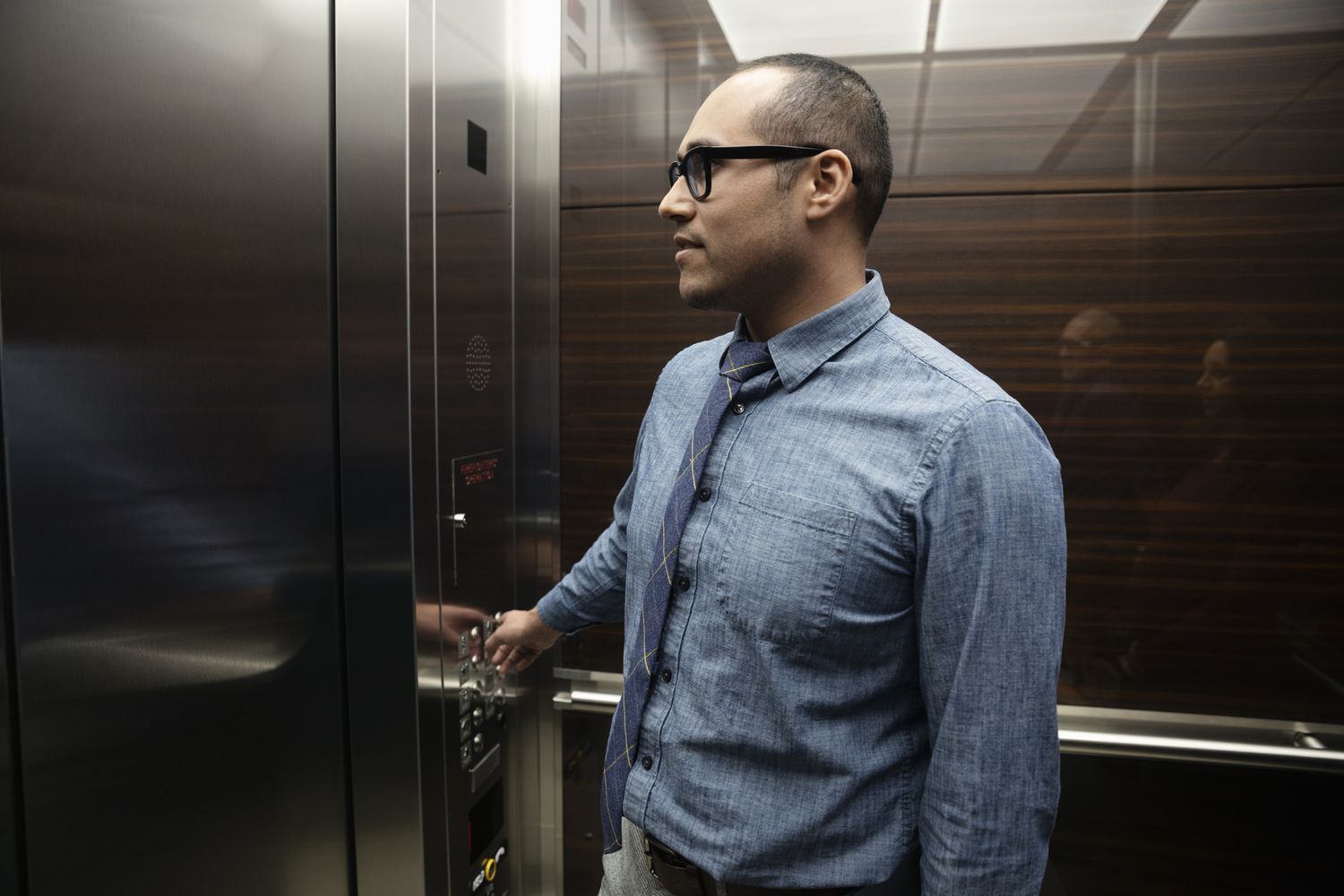 Nguyên nhân và cách xử lý an toàn khi bị kẹt thang máy