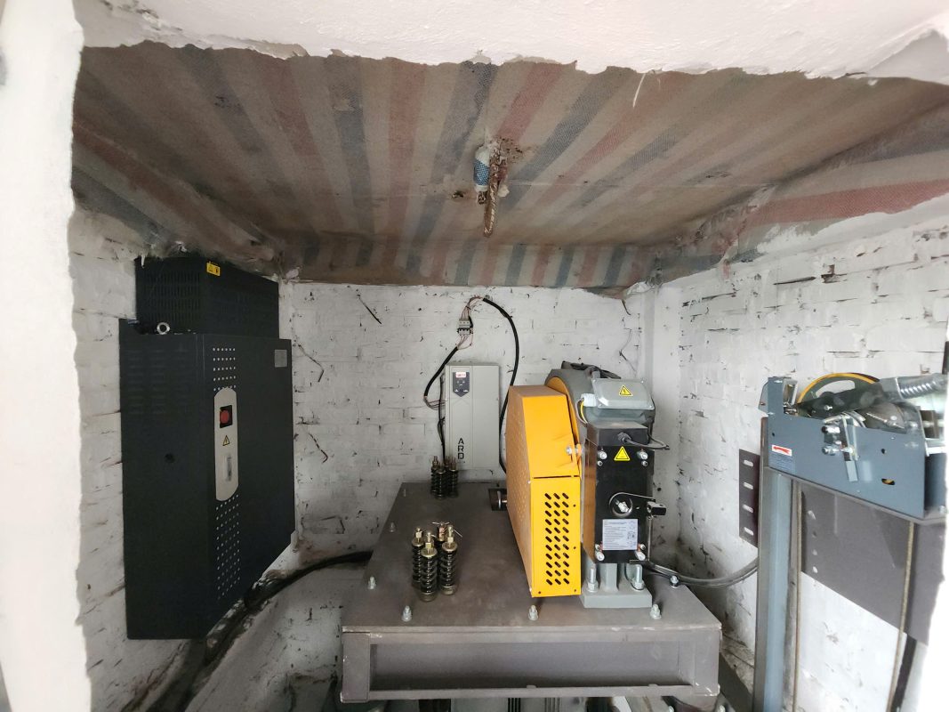 kinh-nghiem-xay-phong-may-thang-may-5-luu-y-can-biet-truoc-khi-thi-cong-2